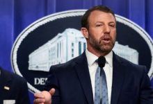 وزير الأمن الداخلي الأمريكي يخير المهاجرين الحاصلين على الحماية المؤقتة بين الإقامة الدائمة أو مغادرة البلاد وزير الأمن الداخلي الأمريكي يخير المهاجرين الحاصلين على الحماية المؤقتة بين الإقامة الدائمة أو مغادرة البلاد