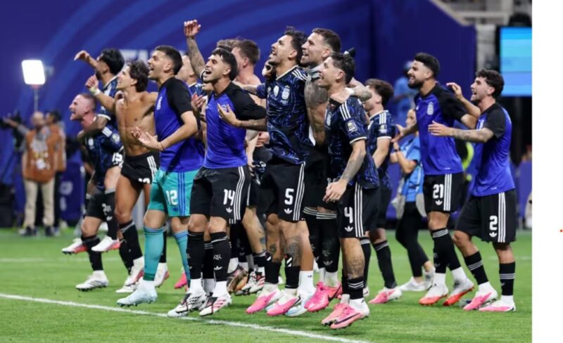 الأرجنتين تبلغ نهائي كأس العالم 2026 بعد إقصاء إنجلترا وتضرب موعداً مع إسبانيا الأرجنتين تبلغ نهائي كأس العالم 2026 بعد إقصاء إنجلترا وتضرب موعداً مع إسبانيا